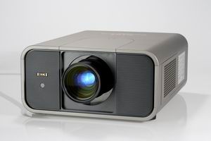 EIKI LC-X85: проектор нового поколения с технологией 4хLCD!