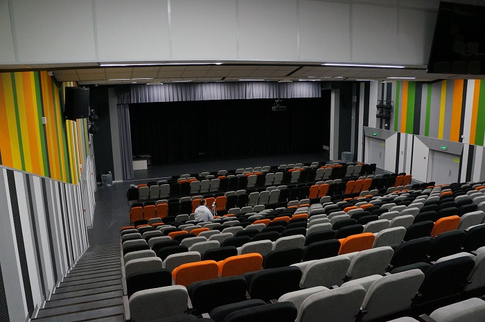 Оснащение актового зала на 1100 мест, проектор EIKI EK-800U