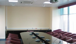 Комплект 1. Переговорная комната с экраном Cinelectric, проектором EIKI и акустикой AbtUS
